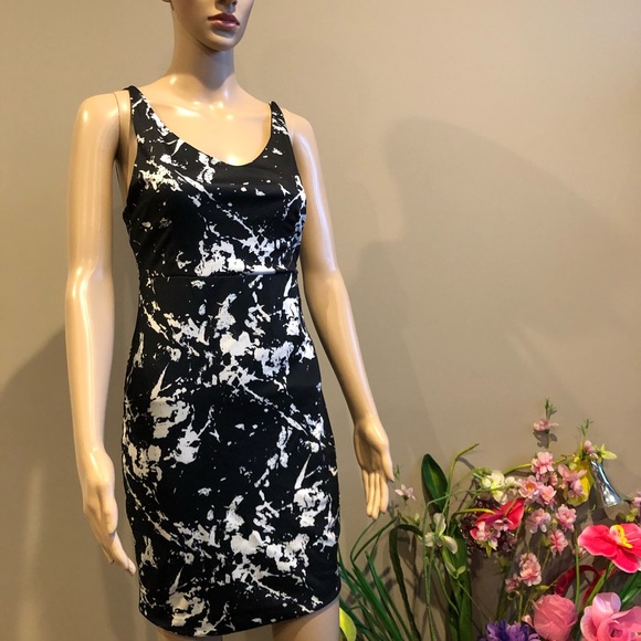Stretchable on piece dress. Super confortable. - Picture 1 of 5